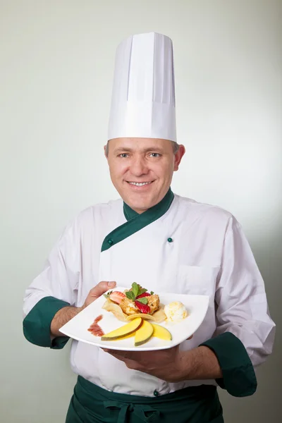 Chef holding fruit dessert — Stock Photo, Image