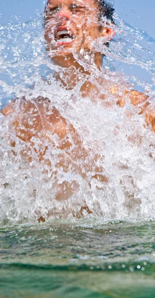 Uomo acqua di mare aspersione — Foto Stock