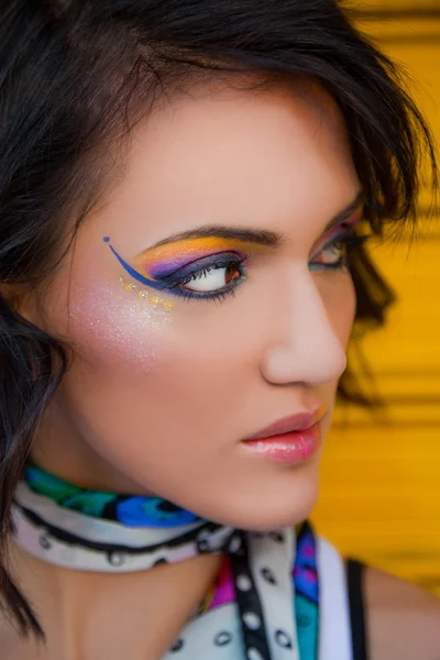 Vrouwelijke portret kleurrijke make-up — Stockfoto
