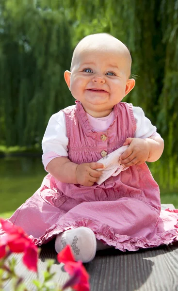 Édes kislány mosolyog — Stock Fotó