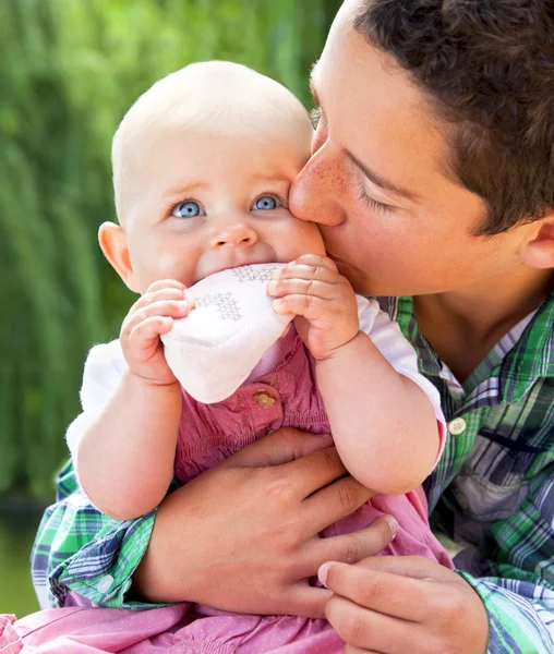 Pequeño niño besando hermanita — Foto de Stock