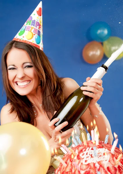 Opgewonden vrouwelijke verjaardag champagne — Stockfoto
