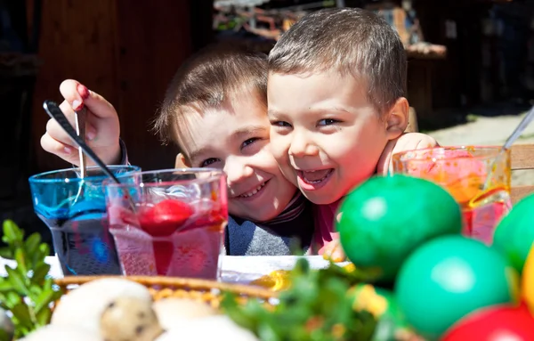 Niños emocionados colorear huevos de Pascua — Foto de Stock