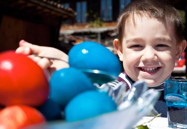 Smiling kid easter eggs — Stock Photo, Image