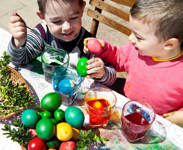 Boys dyeing eggs easter fun — Stock Photo, Image