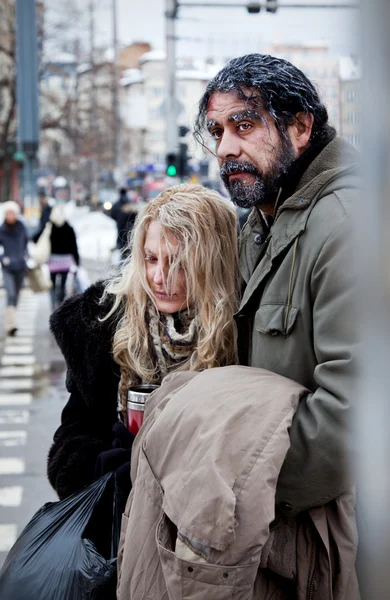 Homeless couple struggle city centre — Stock Photo, Image