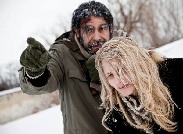 Frozen perdido pareja invierno lucha —  Fotos de Stock