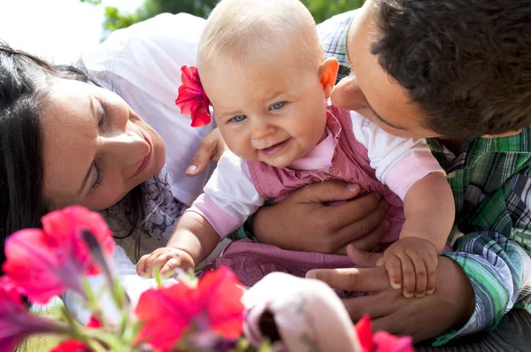 Átölelve, anya, fiú és baba lány — Stock Fotó
