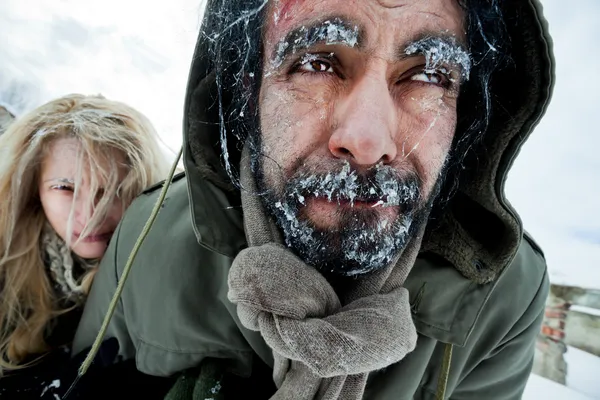 Freezing struggling couple survivers — Stock Photo, Image