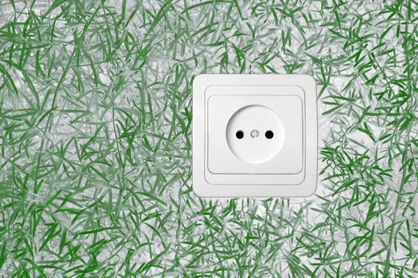 Receptáculo de energía eléctrica sobre un fondo de hierba verde — Foto de Stock