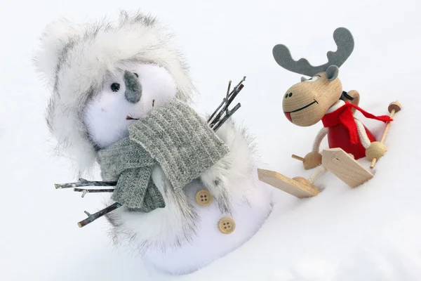 Julehjort og snømann stenges – stockfoto