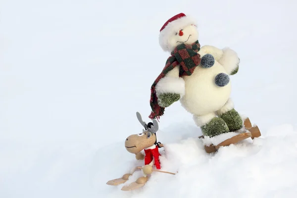 Рождественский олень и снеговик — стоковое фото