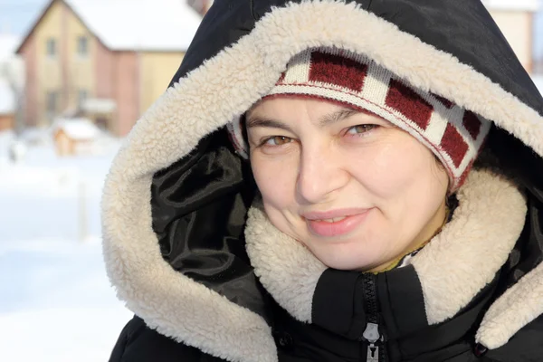 Porträt eines lachenden Mädchens in Winterkleidung — Stockfoto