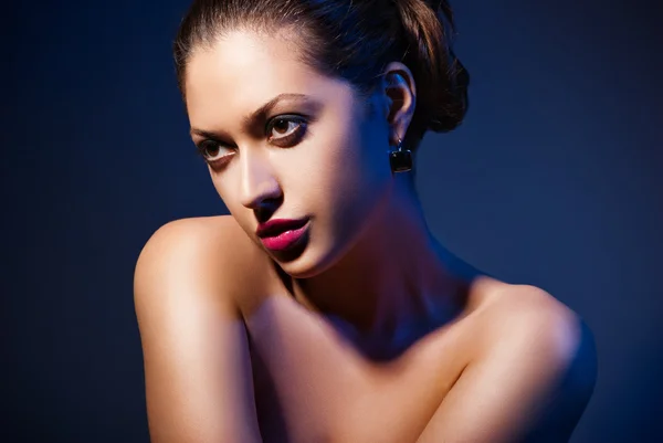 Hermosa mujer con maquillaje de noche — Foto de Stock
