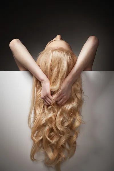 Όμορφα μακριά μαλλιά σε μια ελκυστική γυναίκα — Φωτογραφία Αρχείου
