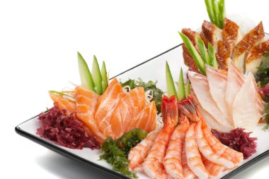 sashimi daikon ile deniz yosunu, üzerinde bir dizi salatalık