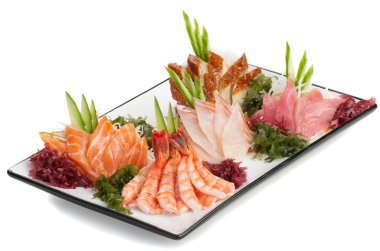 sashimi daikon ile deniz yosunu, üzerinde bir dizi salatalık