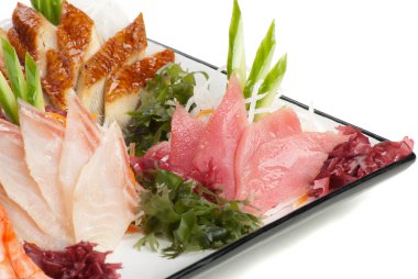 sashimi daikon ile deniz yosunu, üzerinde bir dizi salatalık