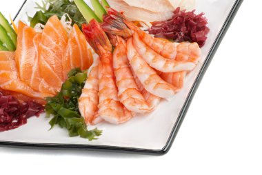 sashimi daikon ile deniz yosunu, üzerinde bir dizi salatalık