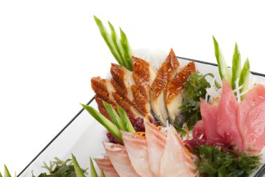 sashimi daikon ile deniz yosunu, üzerinde bir dizi salatalık