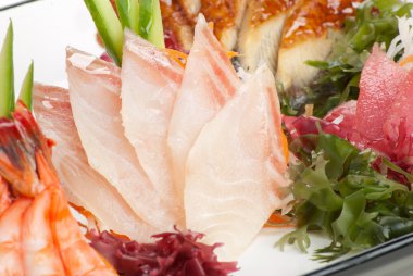 sashimi daikon ile deniz yosunu, üzerinde bir dizi salatalık