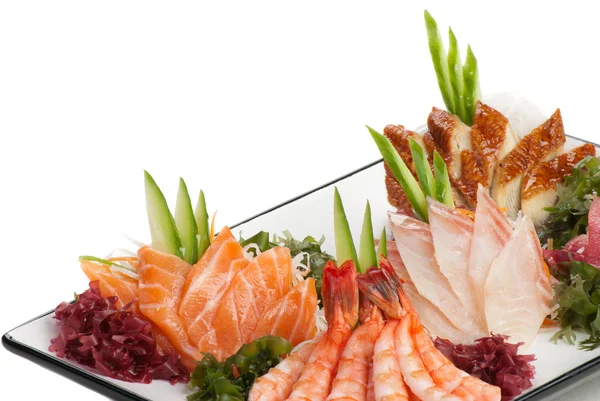 sashimi daikon ile deniz yosunu, üzerinde bir dizi salatalık