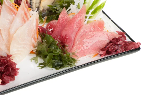 sashimi daikon ile deniz yosunu, üzerinde bir dizi salatalık