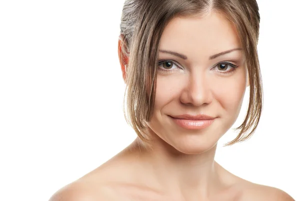 Vacker kvinnas ansikte med ren hud på vit — Stockfoto