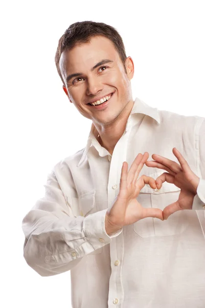 Porträt eines glücklichen Mannes, der aus seinen Händen ein Herz macht — Stockfoto