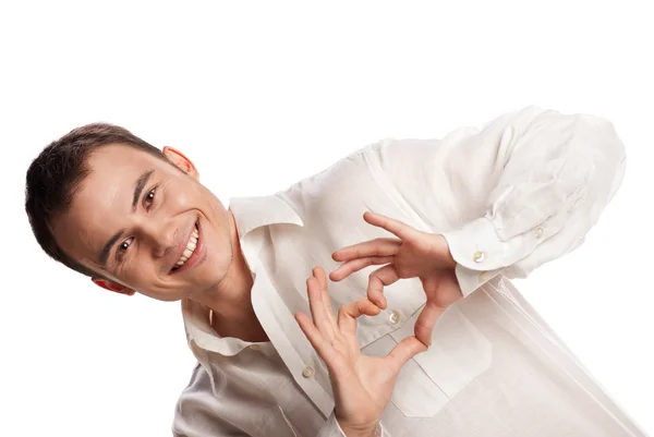Porträt eines glücklichen Mannes, der aus seinen Händen ein Herz macht — Stockfoto