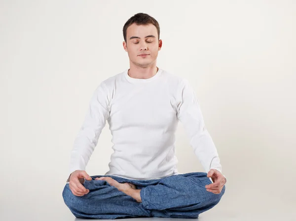 Hombre haciendo ejercicio de yoga en pose de loto — Foto de Stock