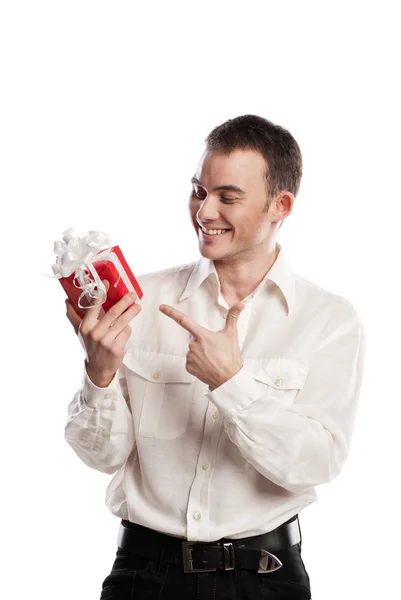 Porträt eines lächelnden Mannes, der auf ein Geschenk auf Weiß zeigt — Stockfoto