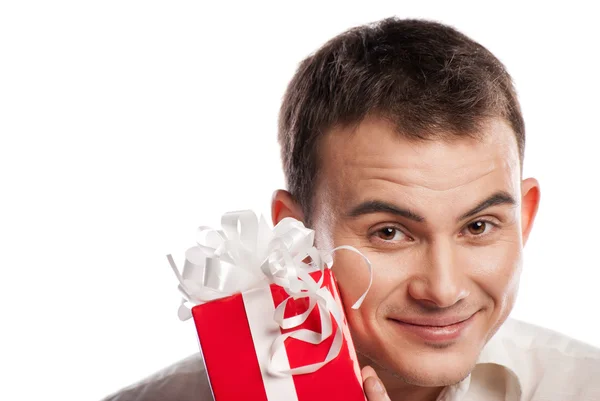 Primer plano sonriente hombre sosteniendo regalo aislado —  Fotos de Stock