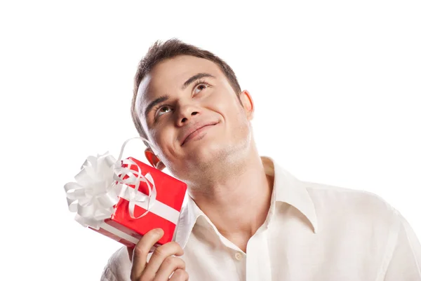 Усміхнений чоловік тримає подарунок ізольовано на білому — стокове фото
