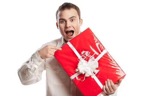 Улыбающийся мужчина указывает на подарок, изолированный на белом — стоковое фото