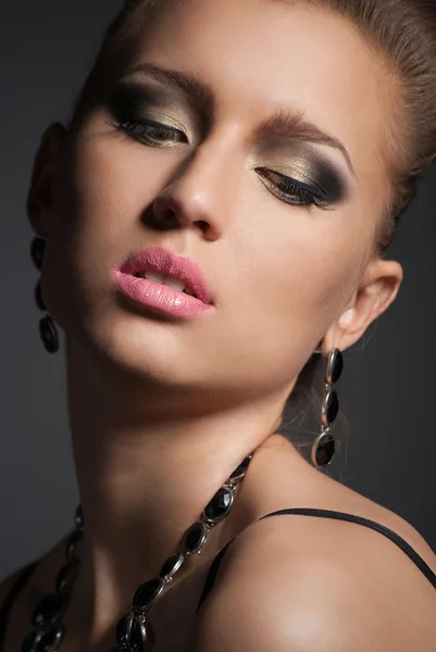 Krásná módní žena s krásným make-upem — Stock fotografie
