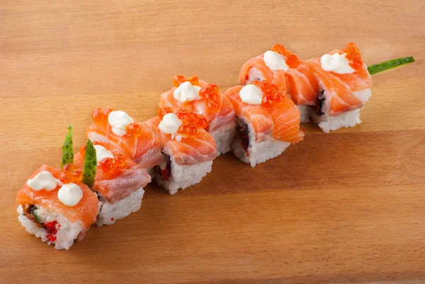 Closeup japonês sushi em placa de madeira — Fotografia de Stock