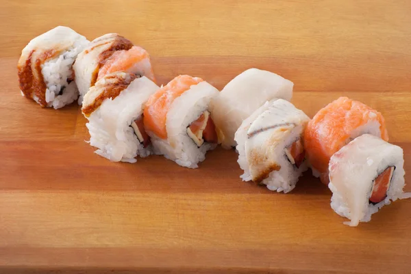 Closeup Japanse sushi op houten plaat — Stockfoto