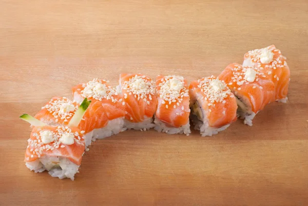 Zbliżenie japońskie sushi na płyty drewniane — Zdjęcie stockowe
