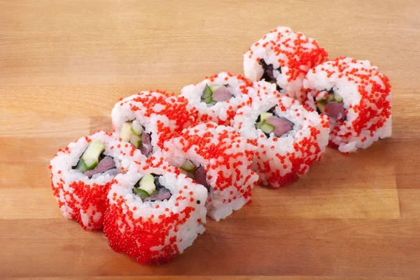 Kalifornien sushi rullar på träplatta — Stock fotografie