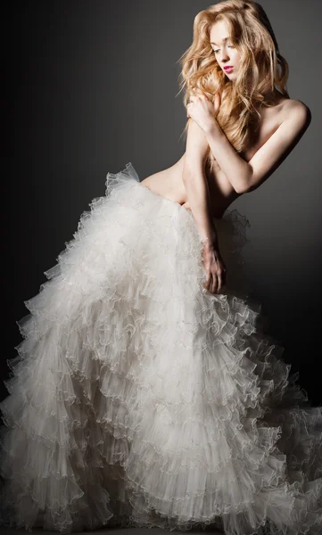 Femme blonde dans une pose romantique avec jupe blanche — Photo