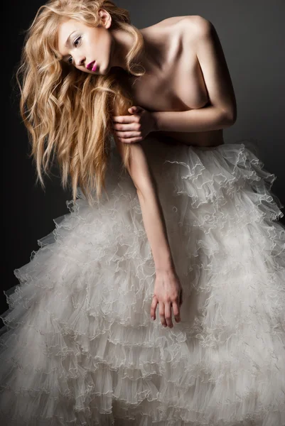 Blondýnka v romantickém představovat s bílou sukni — Stock fotografie