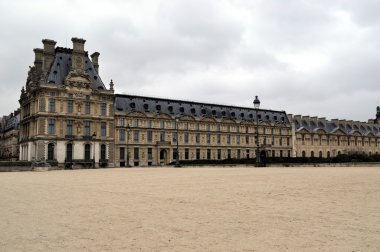 louvre paris.museum görünümünü.