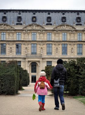 louvre paris.museum görünümünü.