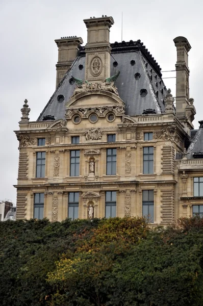 Вид на Париж. Музей Лувр . — стоковое фото