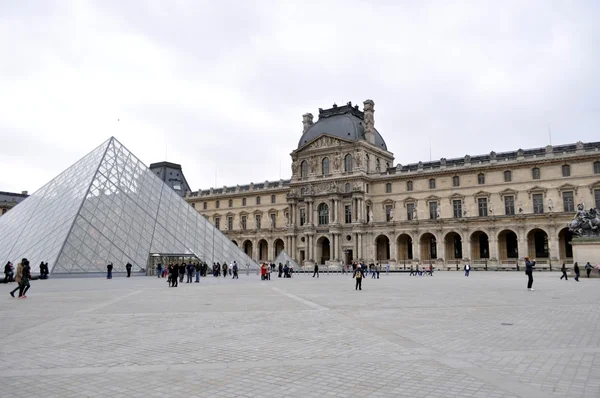 Вид на Париж. Музей Лувр . — стоковое фото