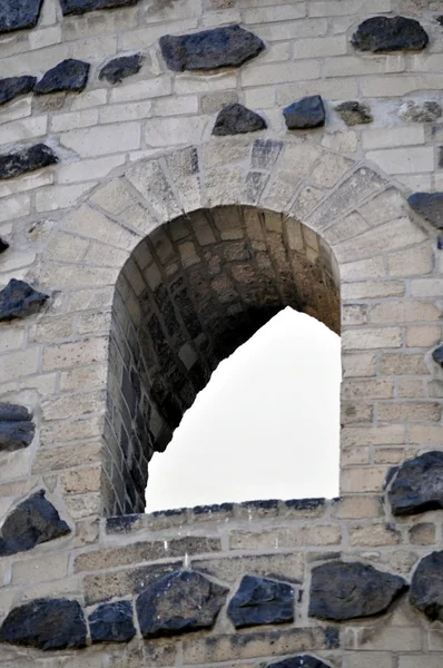 Окно в старой каменной стене . — стоковое фото