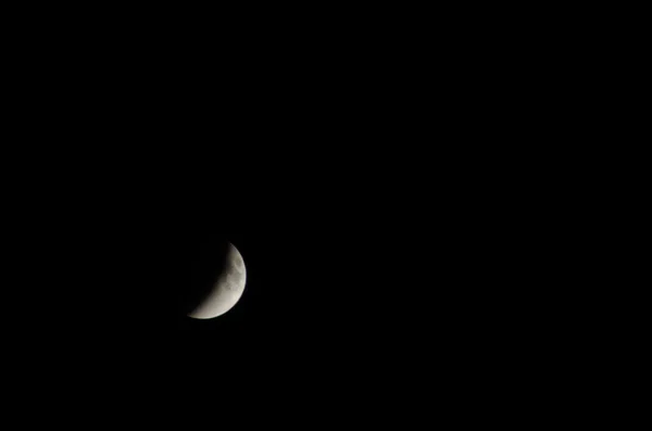 Meia lua à noite — Fotografia de Stock