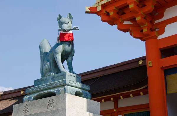 在京都的伏见 inari 神社狐狸雕像 — 图库照片