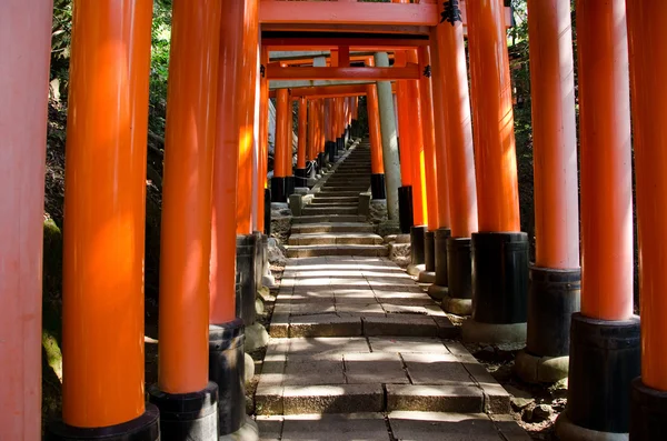 Portas Torii no santuário Inari em Kyoto — Fotografia de Stock